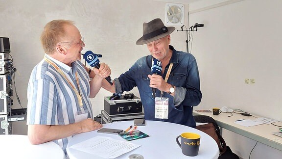 MDR Kultur Moderator Johannes Paetzold und der slowenische Musiker Vlado Kreslin