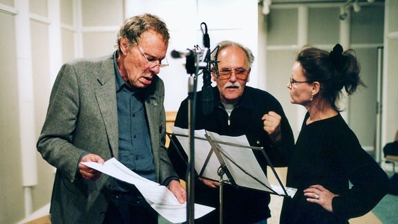 Walter Niklaus (Mitte) bei der Hörspielproduktion "Die Päpstin" im MDR Hörspielstudio mit Angelica Domröse und Thomas Holtzmann (2000)