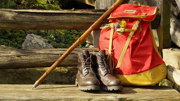 Wanderrucksack - Wanderstock - Wanderschuhe