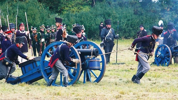 Nachstellung der Schlacht von Wartenburg 1813: Soldaten rennen über ein Feld. 