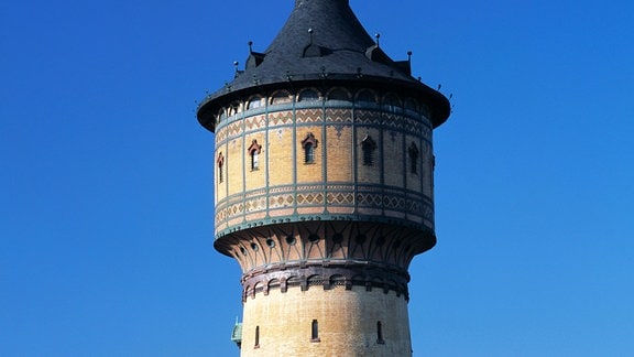 Historischer Wasserturm vor blauem Himmel