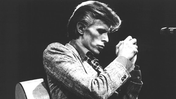 Der britische Rockstar David Bowie mit seiner Gitarre während seines Konzertes am 19.11.1974 in New York.