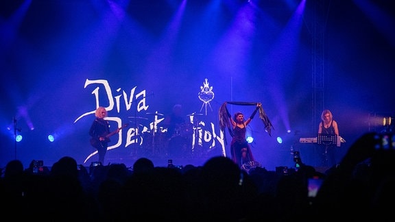 Die Band Diva Destruction spielt auf der agra-Bühne