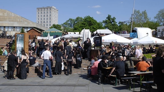 Ein Mittelaltermarkt auf der Moritzbastei in Leipzig anlässlich des Wave-Gotik-Treffens