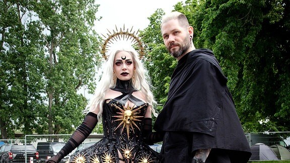 Paar in Gothic-Roben beim WGT 2024 in Leipzig