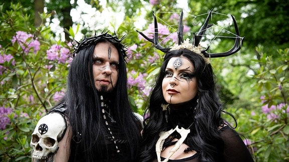 Ein Paar in Gothic-Robe posiert für die Kamera.