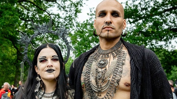 Ein Paar in Gothic-Robe posiert für die Kamera.