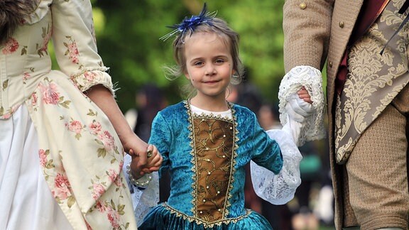 Gemeinsam mit ihren Eltern nimmt die kleine Frida aus Leipzig am viktorianischen Picknick anlässlich des Wave-Gotik Treffens im Clara-Zetkin-Park Leipzig teil.