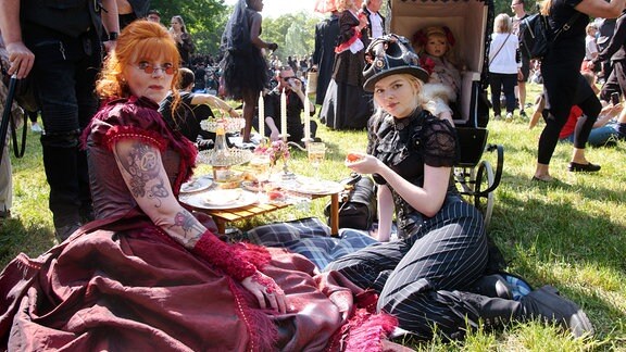 Besucher des Wave-Gotik-Treffens beim legendären Viktorianischen Picknick