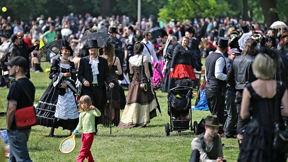 Besucher beim Wave-Gotik-Treffen