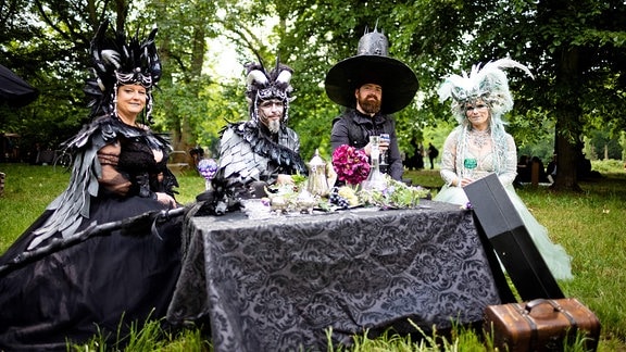 Besucher in aufwendigen Roben auf dem Viktorianischen Picknick im Rahmen des Wave-Gotik-Treffens in Leipzig