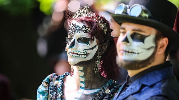 Clara und Tino aus Leipzig besuchen das traditionelle Viktorianische Picknick zum Wave-Gotik-Treffen (WGT) im Clara-Zetkin-Park.