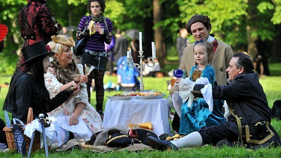 Zu einem viktorianischen Picknick treffen sich Wave-Gotik Teilnehmer im Clara-Zetkin-Park Leipzig