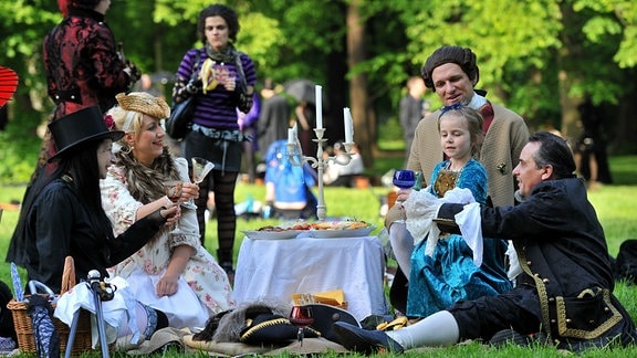 Zu einem viktorianischen Picknick treffen sich Wave-Gotik Teilnehmer im Clara-Zetkin-Park Leipzig
