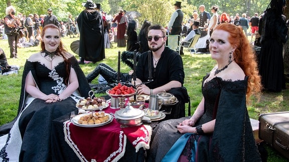 Besucher des WGT beim Viktorianichen Picknick