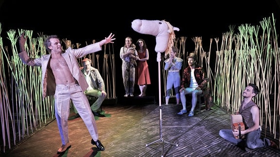 Die Szene aus der Inszenierung "Woyzeck" in Radebeul zeigt die Schauspieler auf der Bühne