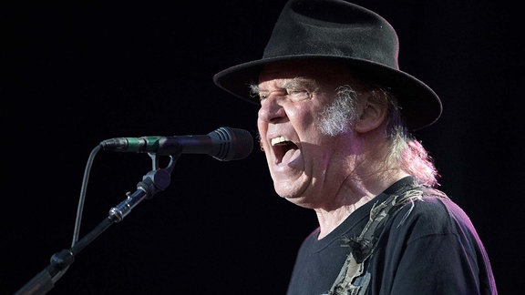 Neil Young singt.