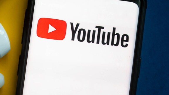 YouTube Logo auf dem Smartphone
