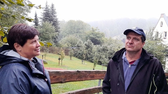 Die Landwirte Diana und Peter Ziegs stehen vor ihrer Streuobstwiese