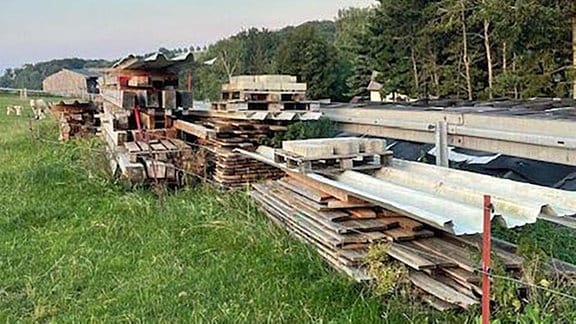 Noch liegt der Stadl in Einzelteilen gestapelt und wartet auf den Aufbau