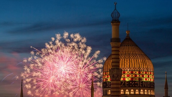 Feuerwerk explodiert hinter der ehemaligen Dresdner Zigarettenfabrik Yenidze, die 1909 im Stil einer Moschee mit 62 Metern Höhe errichtet wurde. 