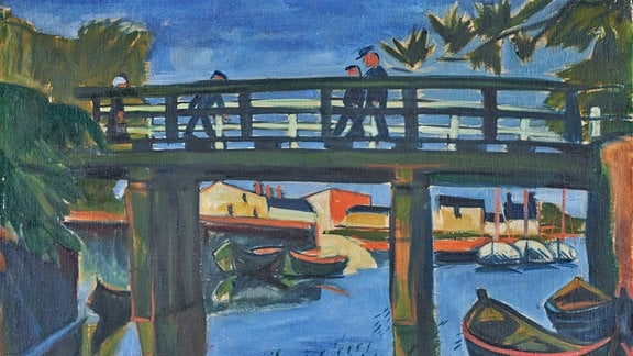 Zu sehen ist ein expressionistisches Gemälde von Max Pechstein: eine Brücke über einem Gewässer, auf dem auch Schiffe zu sehen sind; einzelne Menschen überqueren die Brücke. 