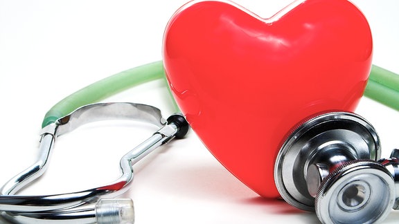 Themenbild Herzinfarkt: Ein Stethoskop und ein Plastikherz.