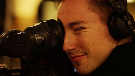 Kameramann Tobias Polze richtet sein Bild ein.