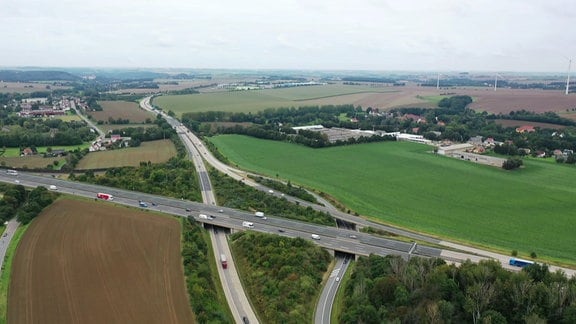 Luftaufnahme eines Autobahndreiecks.