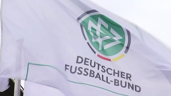 Fahne des Deutschen Fußballbundes im Wind