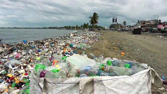 Plastikmüll an einem Strand