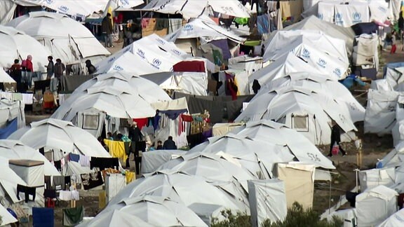 Aneinandergereihte Zelte in Flüchtlingslager