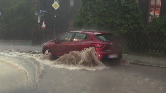 Unwetter überschwemmt eine Straße