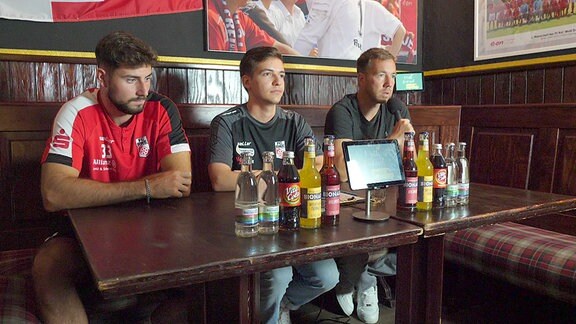 Mannschaftsvertreter des FC Rot-Weiß-Erfurt in einer Pressekonferenz in einem irischen Pub