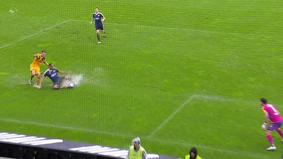 Spielszene aus der Begegnung Dynamo Dresden gegen FC Saarbrücken