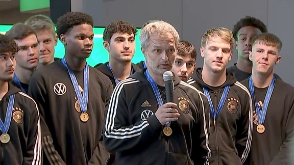 Christian Wück, Bundestrainer U17-Junioren, mit einer kurzen Ansprache während der Ankunft der Mannschaft