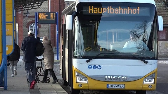 An einer Haltestelle steht ein Bus, der zum Hauptbahnhof fährt.