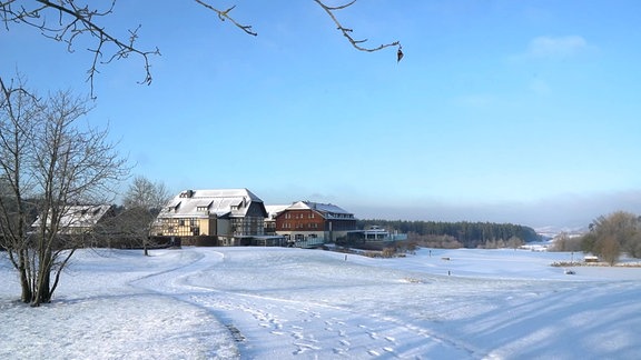 Ein Haus steht im Schnee.