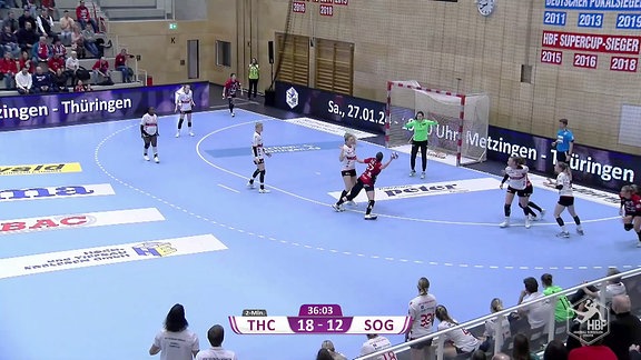 Torwurfszene im Handballspiel Thüringer HC gegen Solingen-Gräfrath