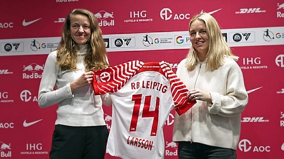 Mimmi Larsson, Neuzugang bei RB Leipzig, mit ihrem neuen Trikot mit der No. 14