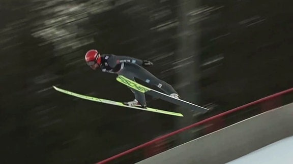 Ein Skispringer springt von der Schanze.