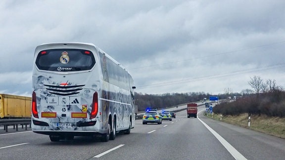 Der Bus von Real Madrid auf der Autobahn
