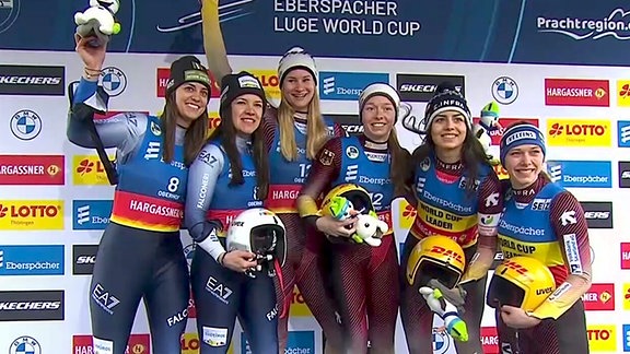 Dajana Eitberger und Saskia Schirmer (Mitte) feiern in Oberhof ihren ersten Weltcup-Sieg 