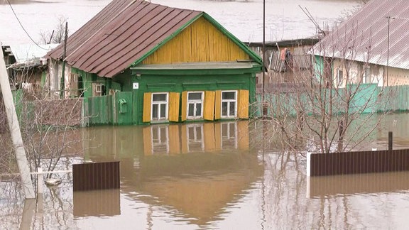 Ein buntes Haus bei einer Überschwemmung