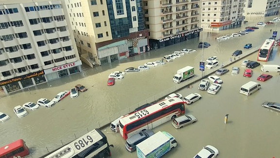 Autos in überschwemmte Straßen