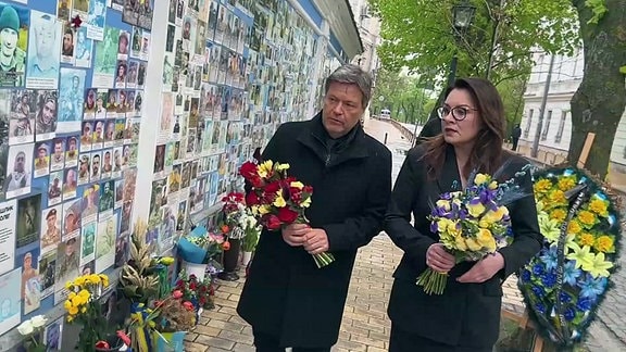 Robert Habeck gedent der Toten des Krieges an der Wand der Trauer in Kiew