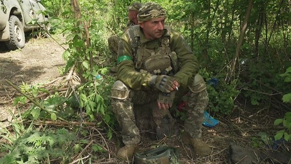ein erschöpfter ukrainischer Soldat
