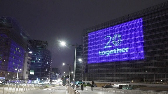 Auf Häuserfassaden sind die EU Fahne und der Schriftzug "20 together" dargestellt