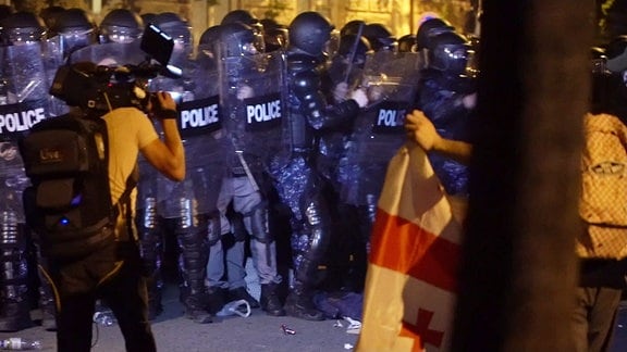 Polizist*innen im Einsatz auf einer Demo