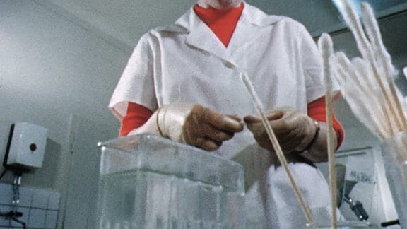 Medizinisches Personal in einer Kliik der DDR hantiert mit Wattetupfern.